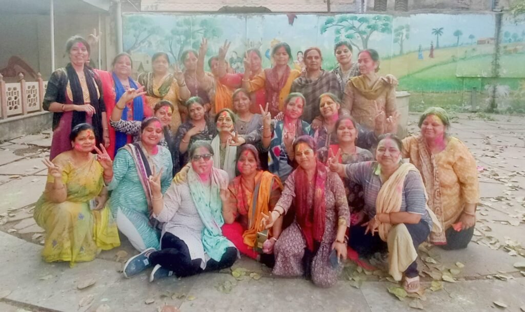 लेडीज पार्क में योग क्लास की बहनों ने मनाया फाग उत्सव