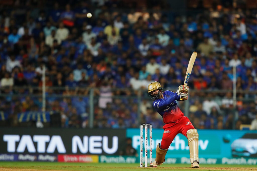 रॉयल चैंलेंजर्स बेंगलुरु ने मुम्बई इंडियसं को दिया 197 रनों का लक्ष्य