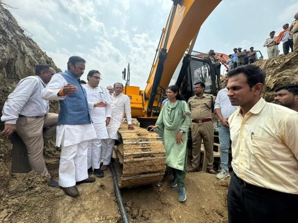 बोरबेल में फसे मयंक को सुरंग बनाकर निकालने में लगी है एनडीआरएफ की टीम