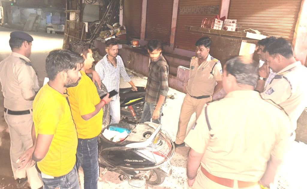 काम्बिंग गश्त में पुलिस की हिदायत- बदमाशी की तो खैर नहीं