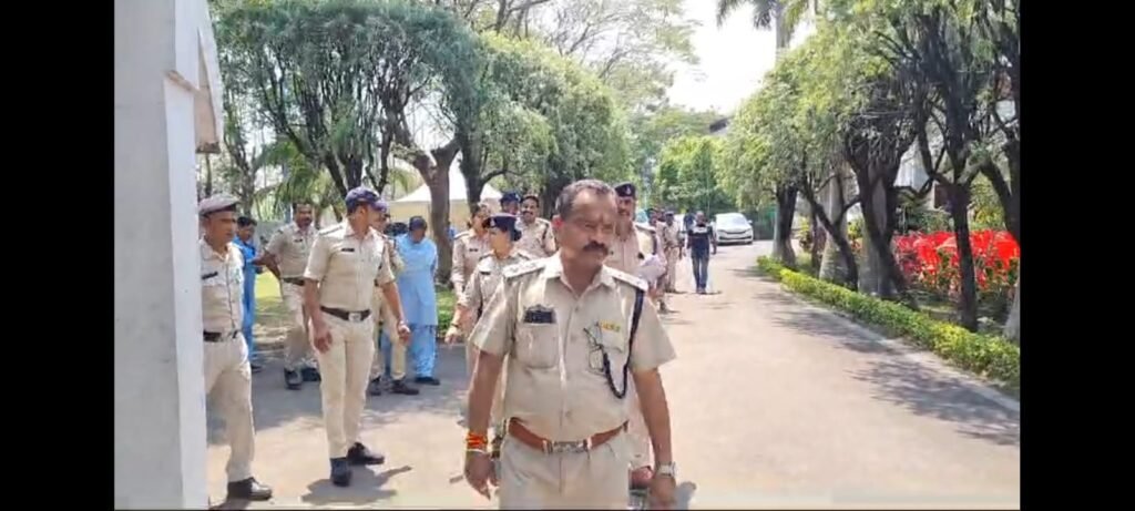 कमलनाथ के बंगले पहुंची तीन थाने की पुलिस