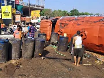 तेज रफ्तार टैंकर मोड़ पर पलटा, सडक़ किनारे फैला तेल