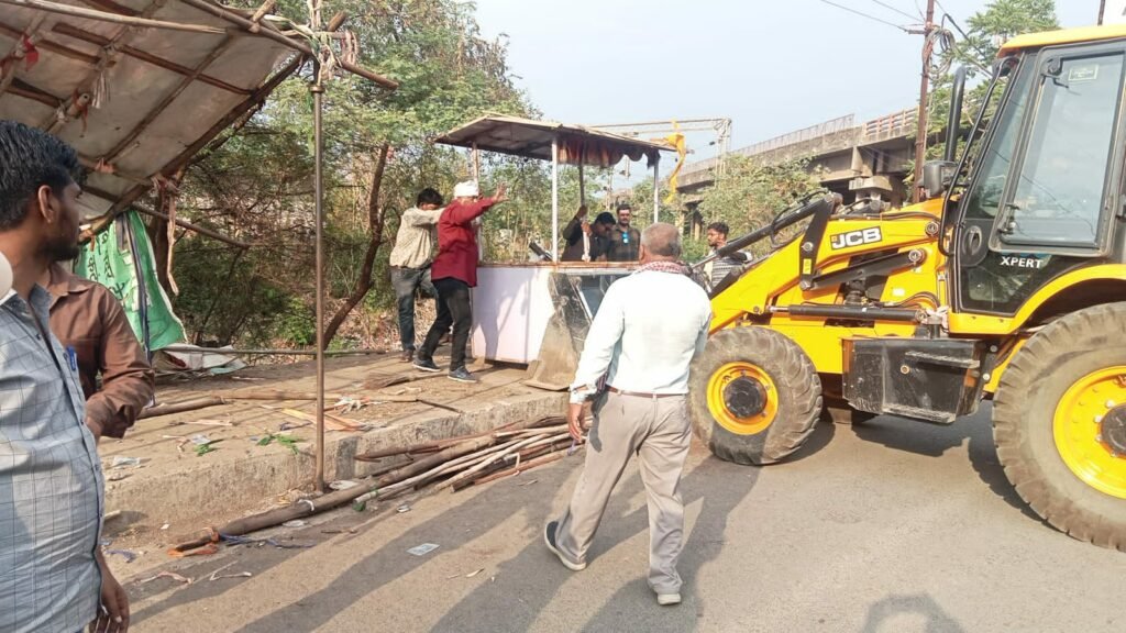 सडक़ की भूमि पर तान दी दुकान