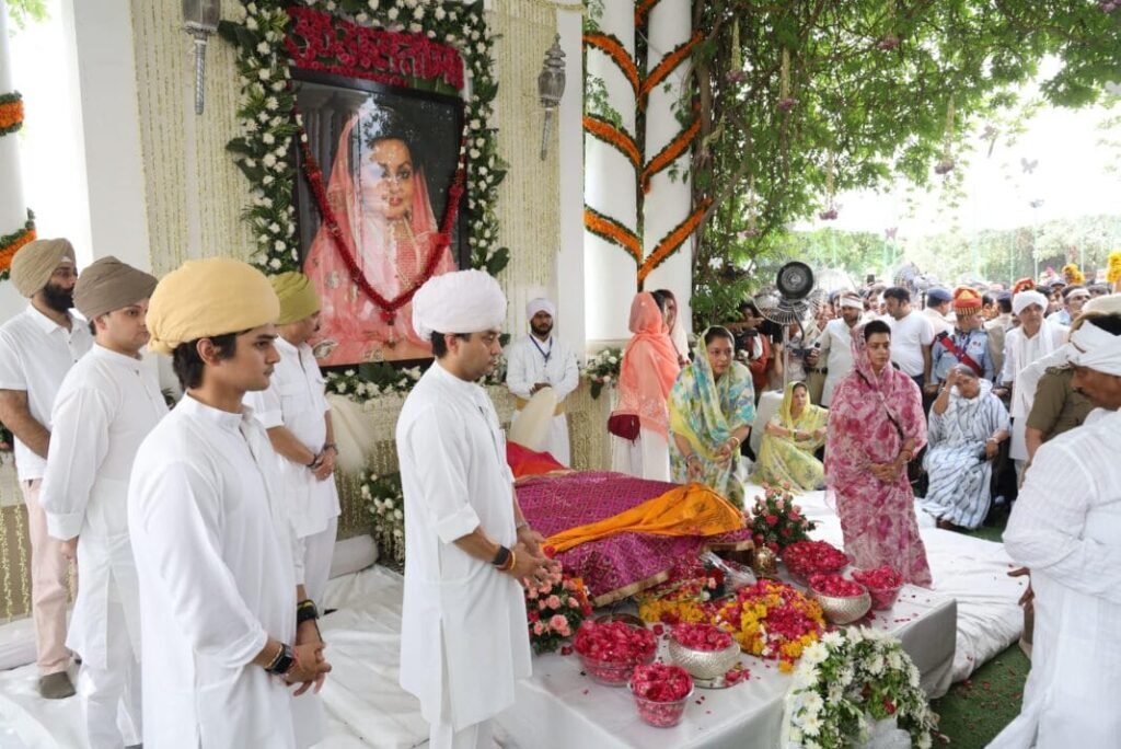 जयविलास में दर्शनार्थियों की भीड़, बीजेपी अध्यक्ष वीडी शर्मा, विजयवर्गीय, प्रहलाद पटेल सहित कई दिग्गजों ने श्रद्धासुमन किए अर्पित