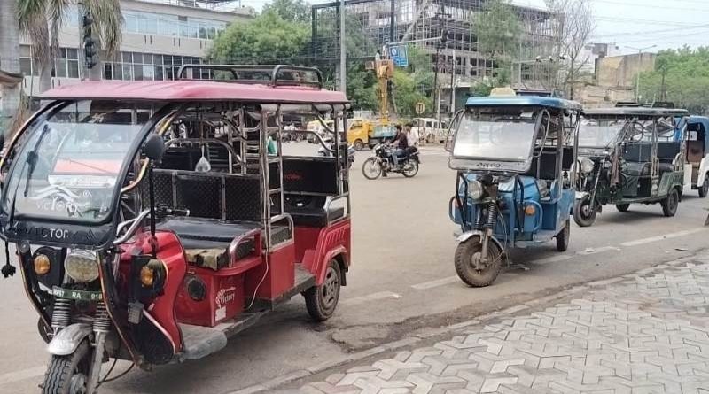 दो शिफ्टों में अथवा शहर को दो या तीन जोन में बाँटकर ई-रिक्शा संचालन के विकल्प