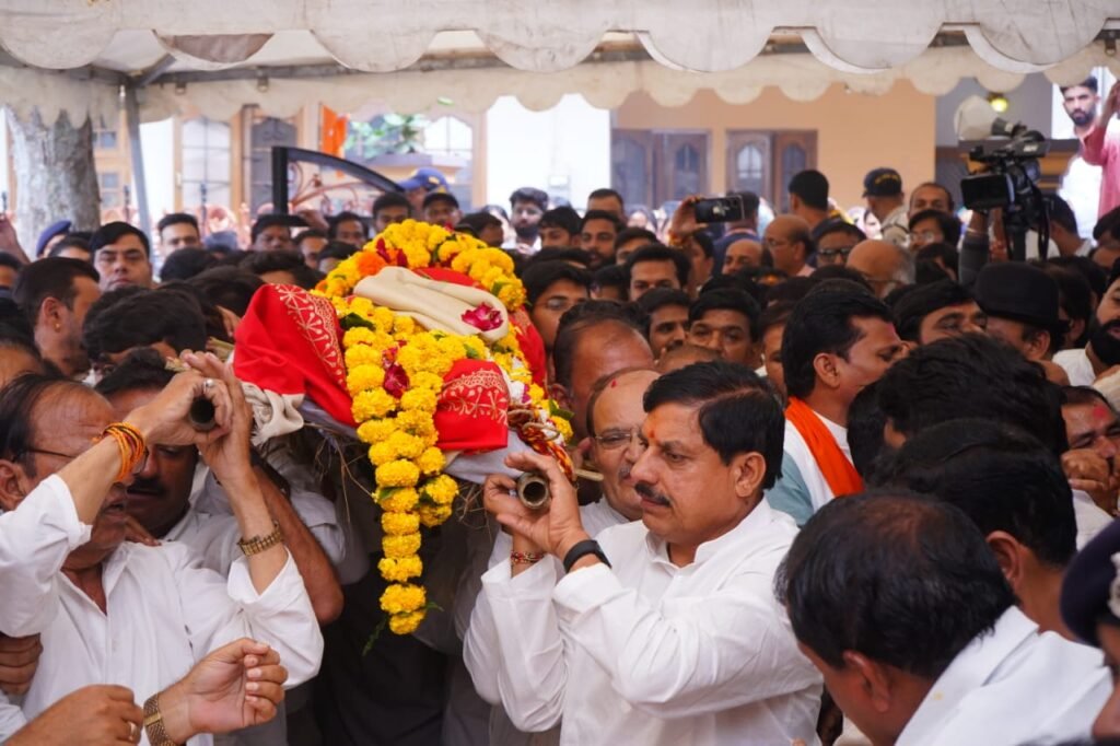 महाकाल के श्री चरणो मे समाहित पिता के साथ भाव विह्वल मुख्यमंत्री डॉक्टर मोहन यादव एवं परिजन।