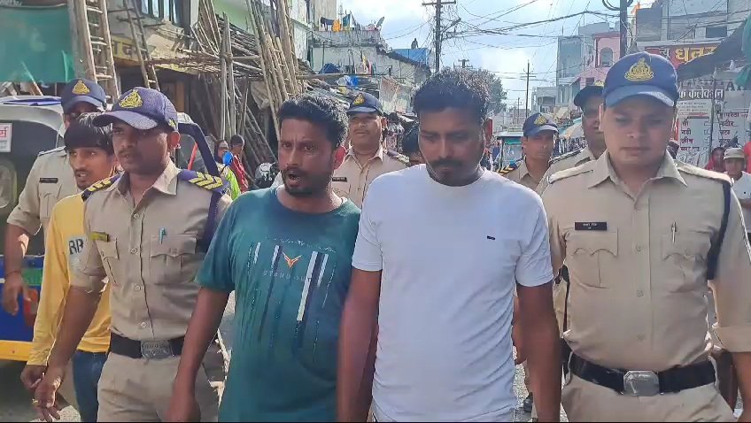 पुलिस ने बदमाशों का निकाला जुलूस