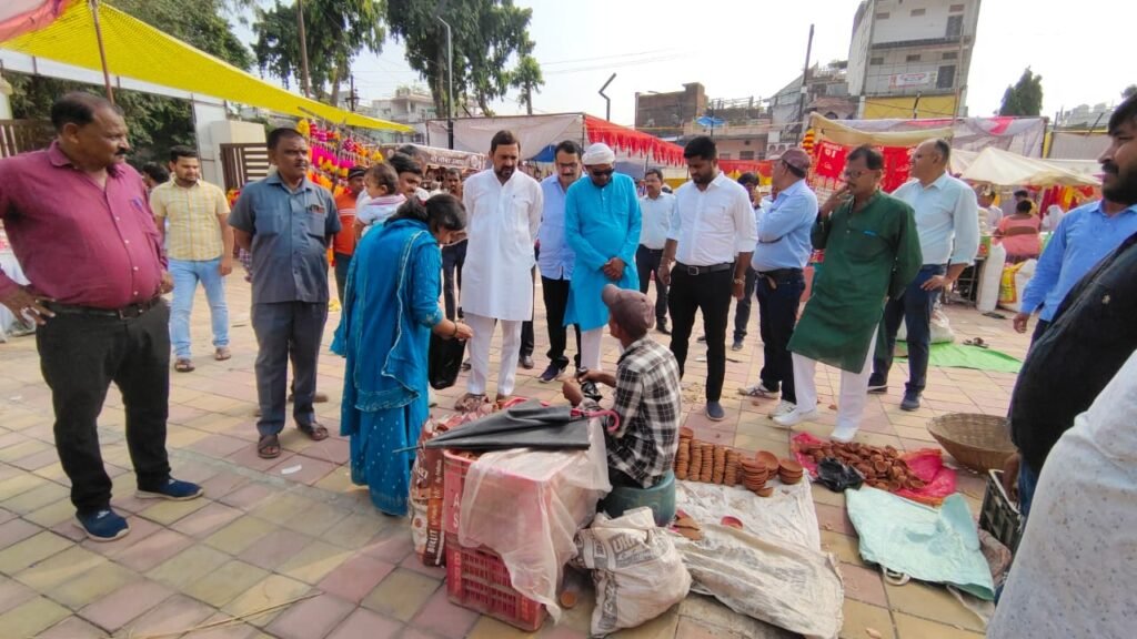 पद्मधर पार्क में लगे हाट बाजार का महापौर ने किया निरीक्षण