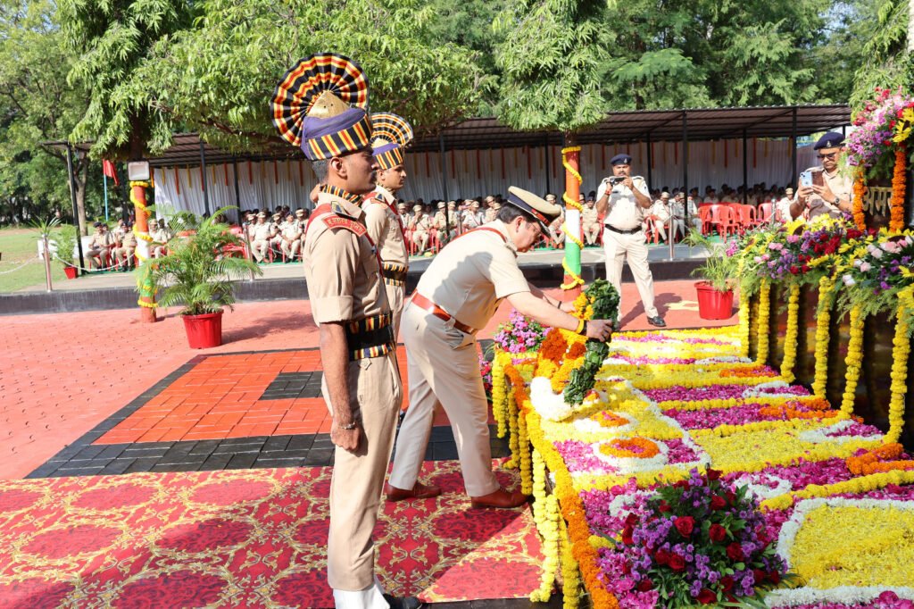 शहीदों को श्रद्धा सुमन अर्पित कर श्रद्धांजलि दी गई