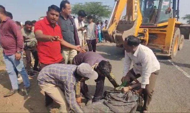 अंधे मोड पर पलटी यात्री बस, 4 यात्रियों की मौत 