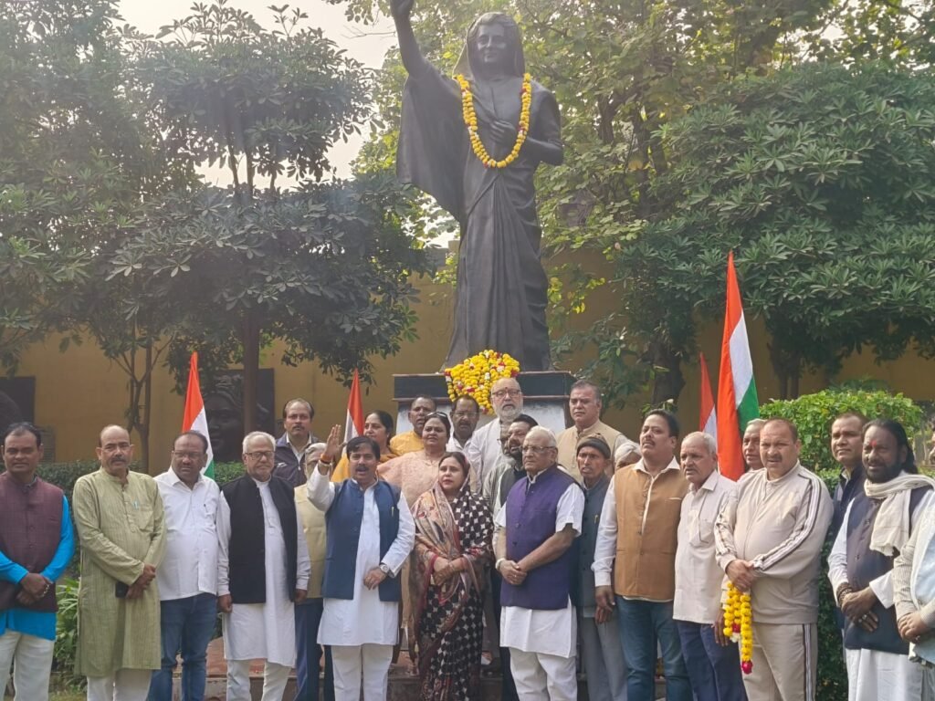 कांग्रेस ने स्व. इंदिरा गाँधी की जयंती पर किया नमन