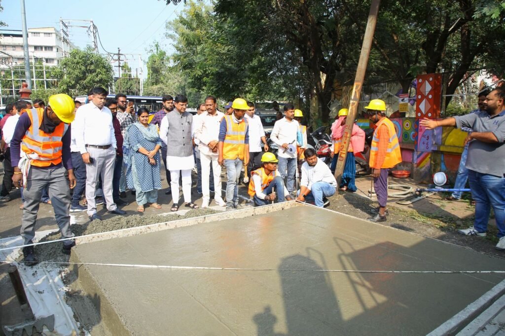 शहर की पहली व्हाइट टॉपिंग सड़क का काम शुरू