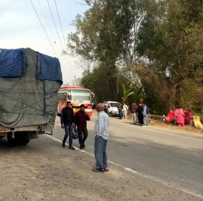 खतोरा के बस स्टैंड पर ट्रक ने राहगीर को कुचला, मौत