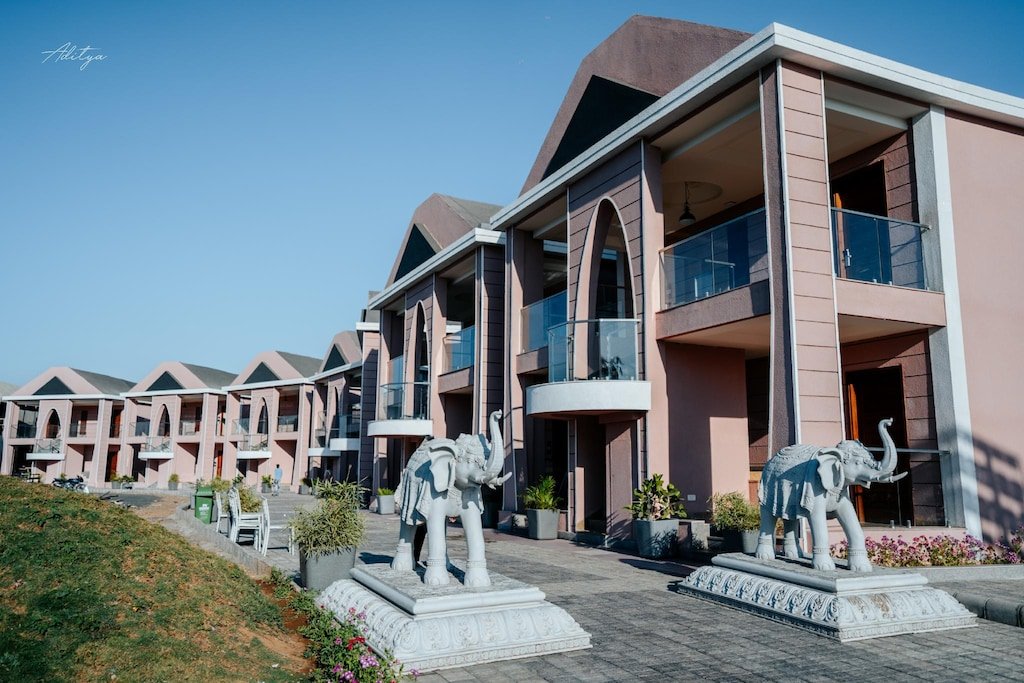 पसरीचा होटल में बज रहे थे कानफाडू डीजे