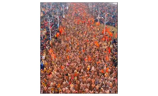 महाकुंभ में अमृत स्नान के लिए लगी अखाड़ों की कई किलोमीटर लंबी कतार