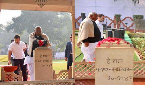 खरगे-राहुल ने गांधी स्मृति पर बापू को पुष्पांजलि अर्पित की
