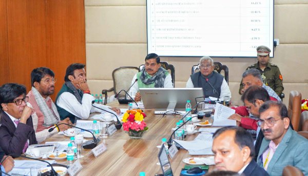 पटेल और यादव ने की विश्वविद्यालयों के कार्यों की समीक्षा