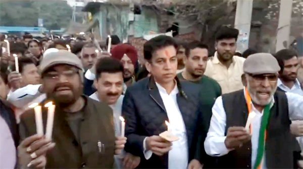 डॉ. अंबेडकर की प्रतिमा को तोड़े जाने के विरोध में कांग्रेस ने निकाला कैंडल मार्च