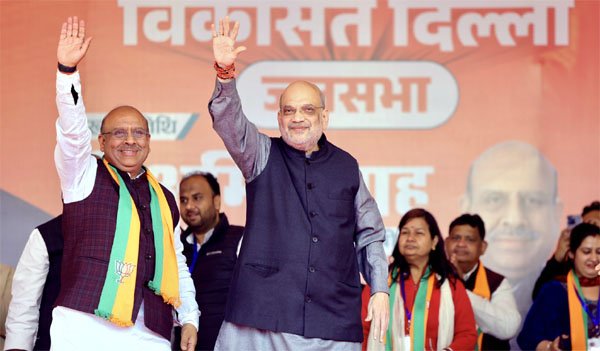 केजरीवाल ने दिल्लीवासियों को दूषित पानी पीने के लिये मजबूर किया: शाह