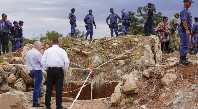 दक्षिण अफ्रीका में अवैध खनन पर रोक लगाने के लिए सरकार की हुई तीखी आलोचना
