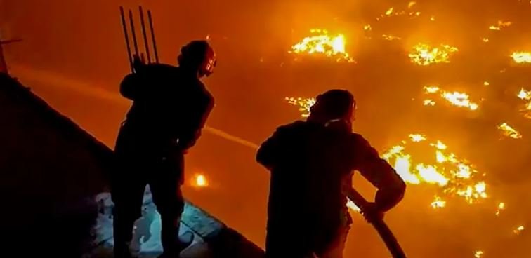 बंगलादेशः रोहिंग्या शिविर में भीषण आग लगने से एक बच्चे की मौत