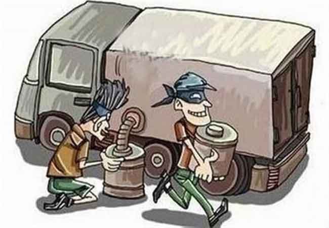 घर के आंगन से बिक रहा था डीजल