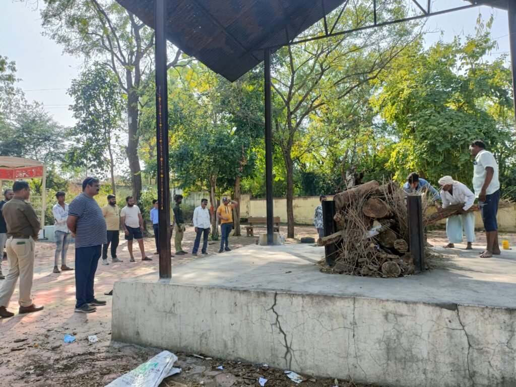 संदिग्ध अवस्था में मृत व्यक्ति की पहचान कर पुलिस ने परिजनों से संपर्क कर ,पीएम के बाद करवाया अंतिम संस्कार,