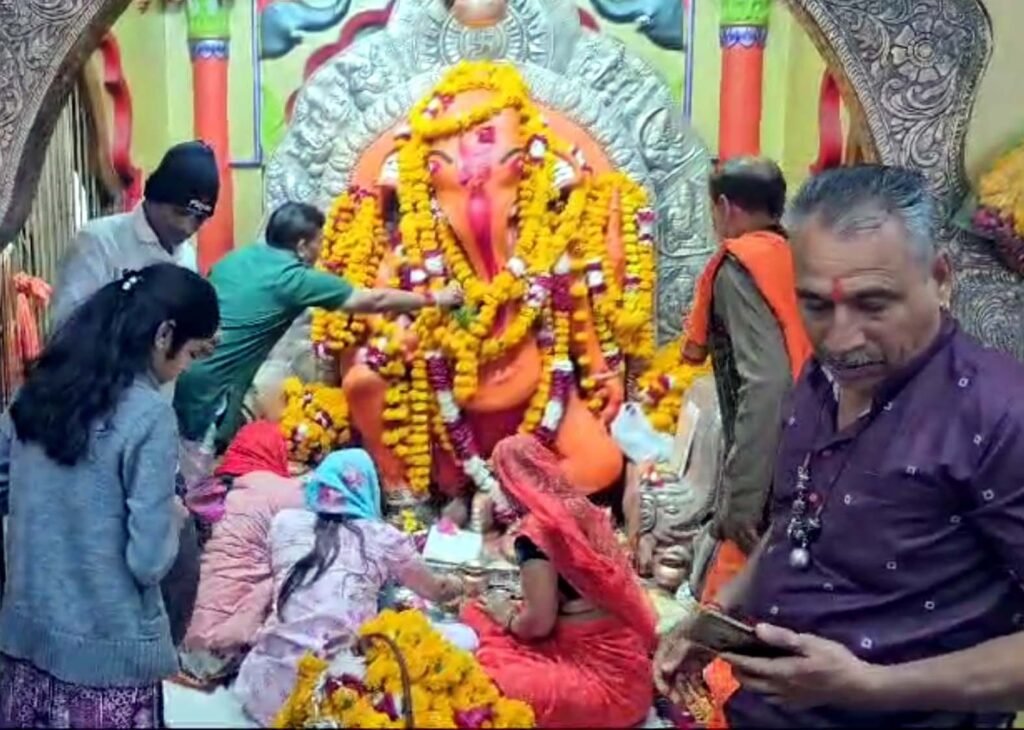 नई उम्मीदों के साथ नए साल की शुरुआत, पर्यटन के साथ ही धार्मिक स्थलों पर उमड़े लोग 