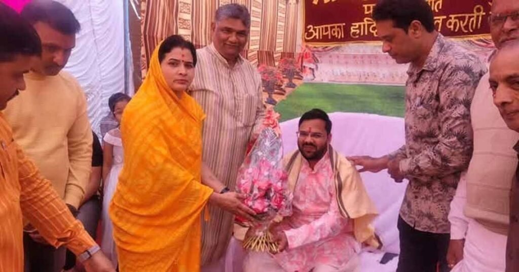 मंदिर के 15 वें स्थापना दिवस पर श्रद्धालुओं ने पहुंचकर दर्शन किए 