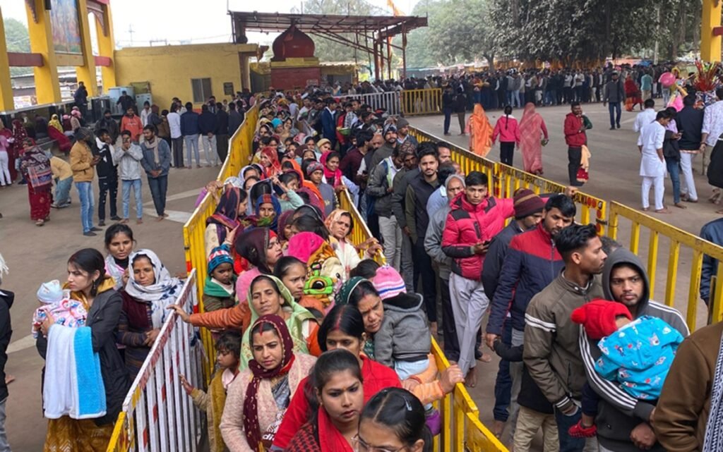 अंग्रेजी नव वर्ष पर लगा मां बगलामुखी मंदिर पर भक्तों का ताता