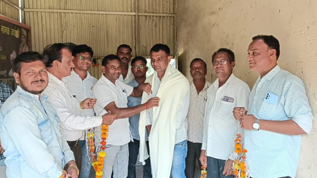 कोली समाज संगठन ने जालगोन रोड पर ,खेतिया भाजपा मंडल अध्यक्ष का पुष्पहार से किया स्वागत,समाजजनों ने दी शुभकामनाएं