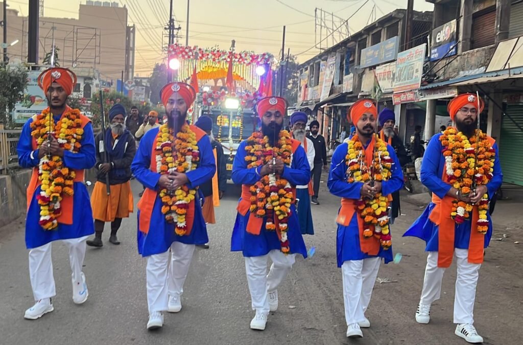 सिख समाज द्वारा नगर कीर्तन (शोभायात्रा) का आयोजन किया