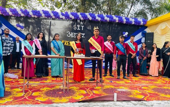 अभय पटेल मिस्टर फ्रेशर और गौसिया फातिमा मिस फ्रेशर बनीं