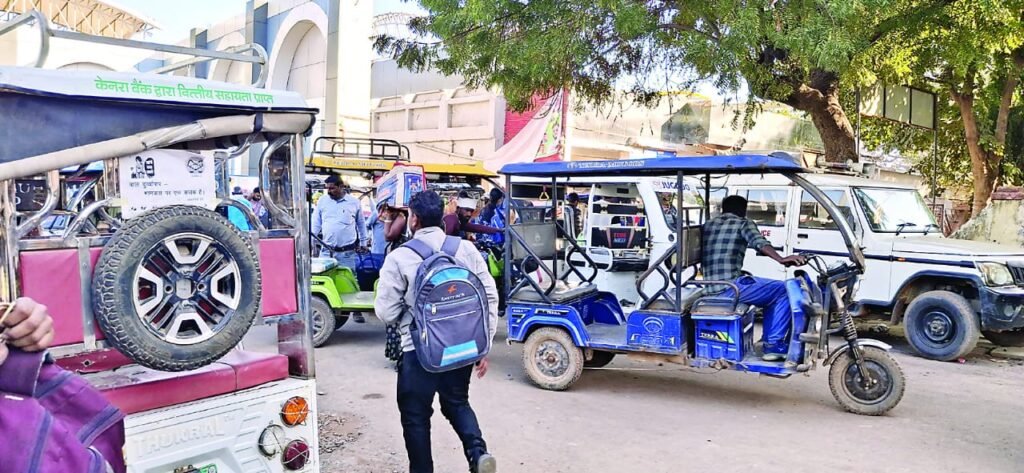 स्टेशन के गेट पर ऑटो रिक्शा की धमाचौकड़ी