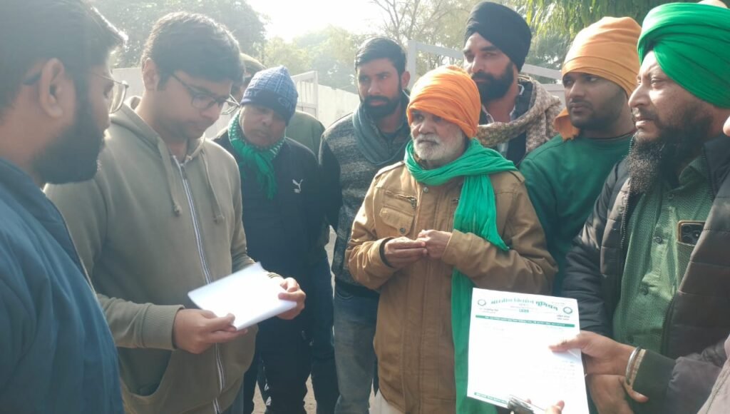 एसडीएम को सौंपा ज्ञापन, मंडी सचिव के खिलाफ कार्रवाई की मांग