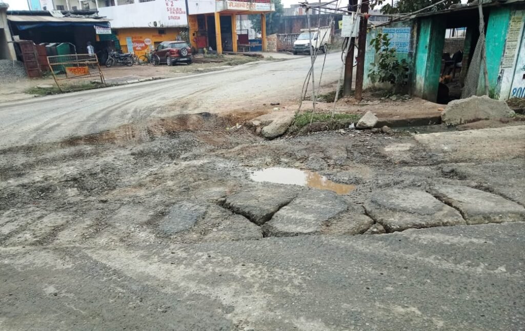 सड़क क्षतिग्रस्त, नाली जाम,हिर्रवाह तिराहा का हाल