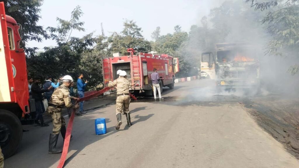 ईको पार्क के सामने धू-धूकर जला ट्रेलर वाहन