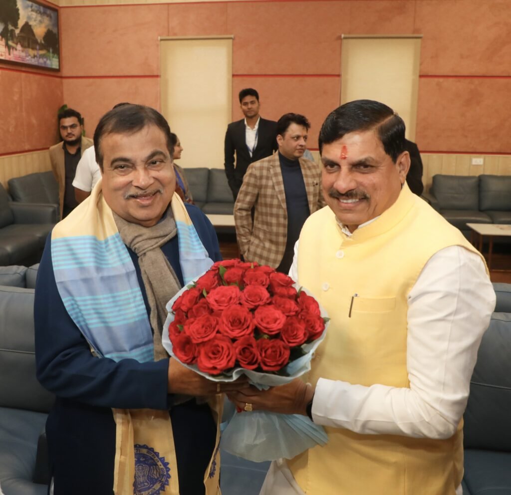 केंद्रीय मंत्री श्री नितिन गडकरी के इंदौर प्रवास के दौरान मुख्यमंत्री डॉक्टर मोहन यादव ने सौजन्य भेंट की और पुष्पगुच्छ देकर उनका स्वागत किया।