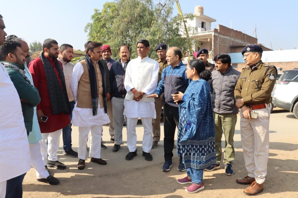 उप मुख्यमंत्री ने ली विभागीय अधिकारियों की बैठक, जिला अस्पताल के लिए देखी साईट