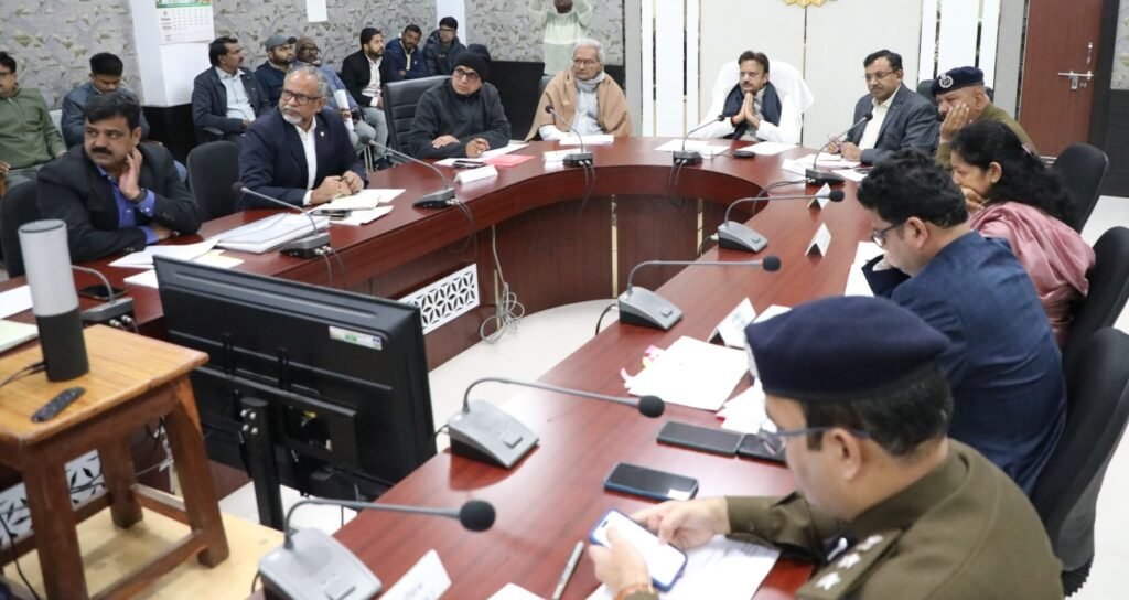 रेलवे परियोजना के कार्यों में भू अर्जन की सभी बाधाएं दूर करें: उप मुख्यमंत्री