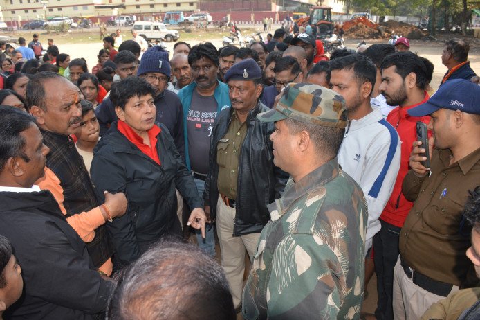 आर्मी की क्यूआरटी ने ग्रांउड के अंदर आने वाले मार्गो को बंद कर खोदे गड्ढे, मचा हंगामा 