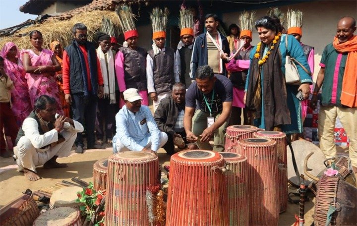 आदिवासी लोकगीतों का बंधा समा, इटली, स्वीडन से आए विदेशी मेहमान भी लगे झूमने