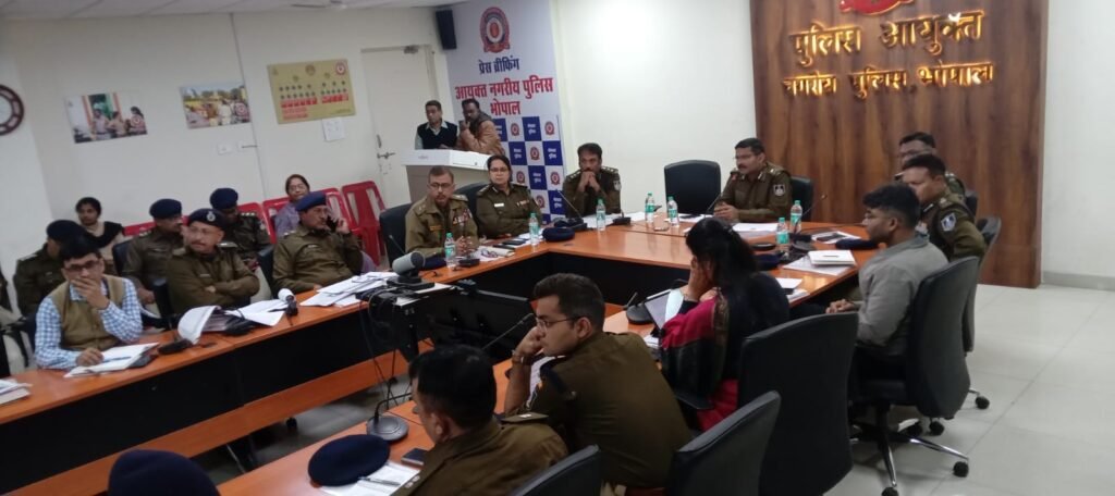 गुंडे-बदमाशों के खिलाफ कठोर कार्रवाई करें: आयुक्त 