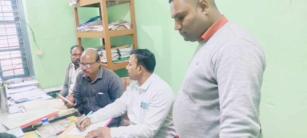 कनिष्ठ अभियंता, क्लर्क रिश्वत लेते पकड़ाए