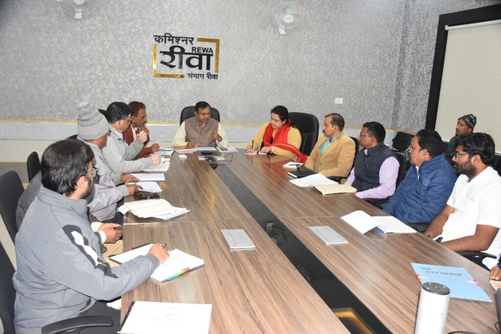 कमिश्नर ने सीतापुर हनुमना एवं बहुती सिंचाई परियोजनाओं की समीक्षा की