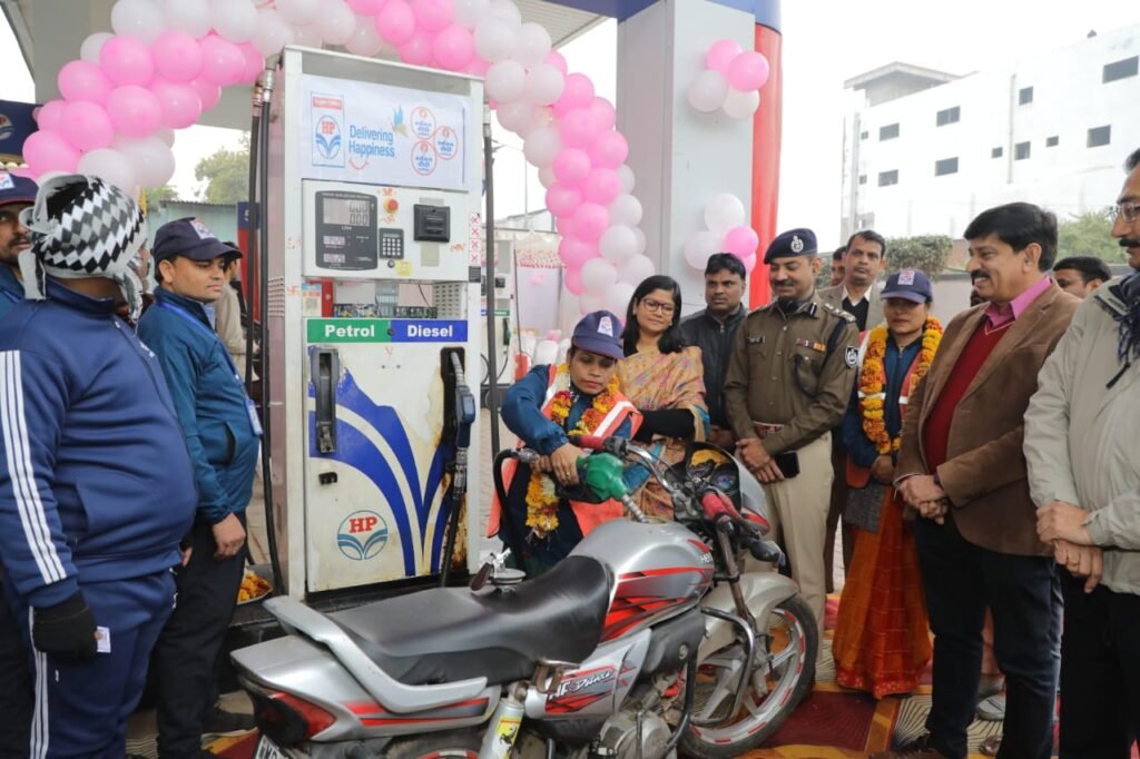 शहर के पाँच और पेट्रोल पम्पों पर शक्ति दीदियों ने संभाली फ्यूल डिलेवरी वर्कर की कमान