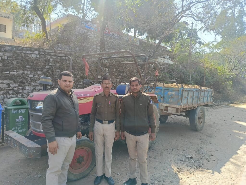 चुरहट पुलिस ने रेत से लोड ट्रैक्टर किया जप्त 