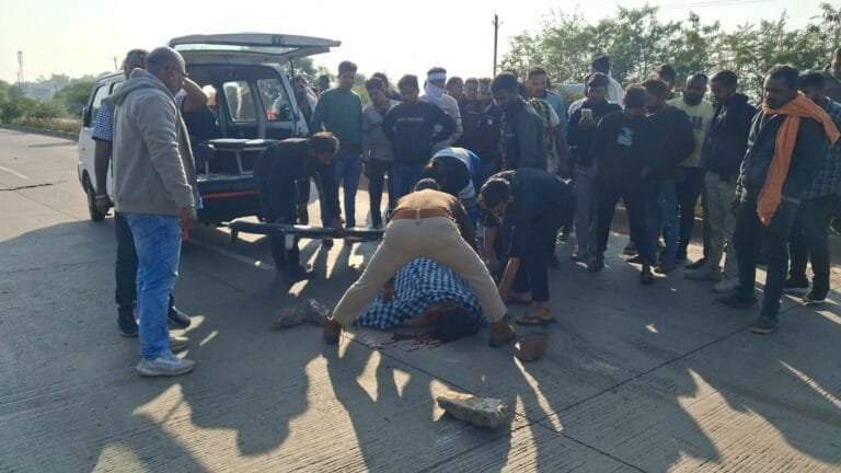 हिट एंड रन: डंपर चालक 1 किमी तक युवकों को घसीटते ले गया, दोनों की मौत