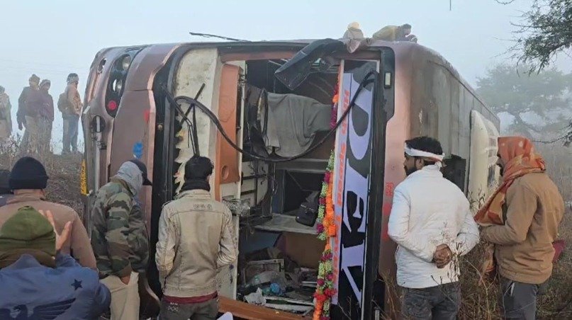 खाटूश्यामजी से इंदौर जा रही बस पलटी, 17 लोग घायल