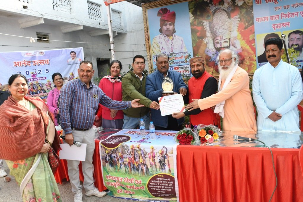 वृद्धजनों ने चम्मच एवं चेयररेस खेलकर किया एंजाय